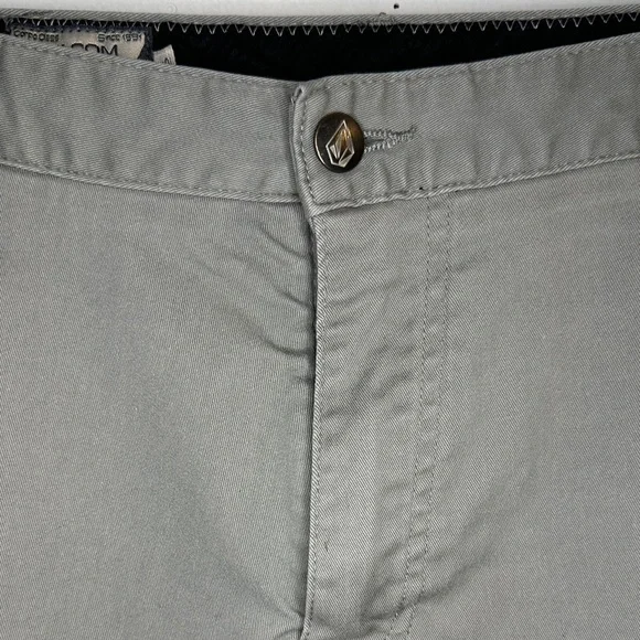 Volcom Men's Grey Flat Front Shorts - Picture 2 of 9